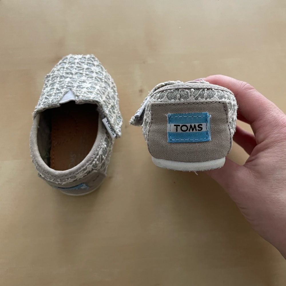 Glitter Silver Baby Tom’s size 4 - Picture 3 of 5